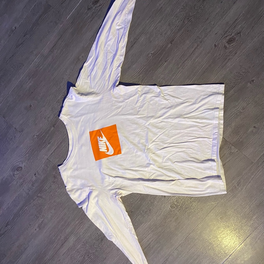Nike box logo sleeve
